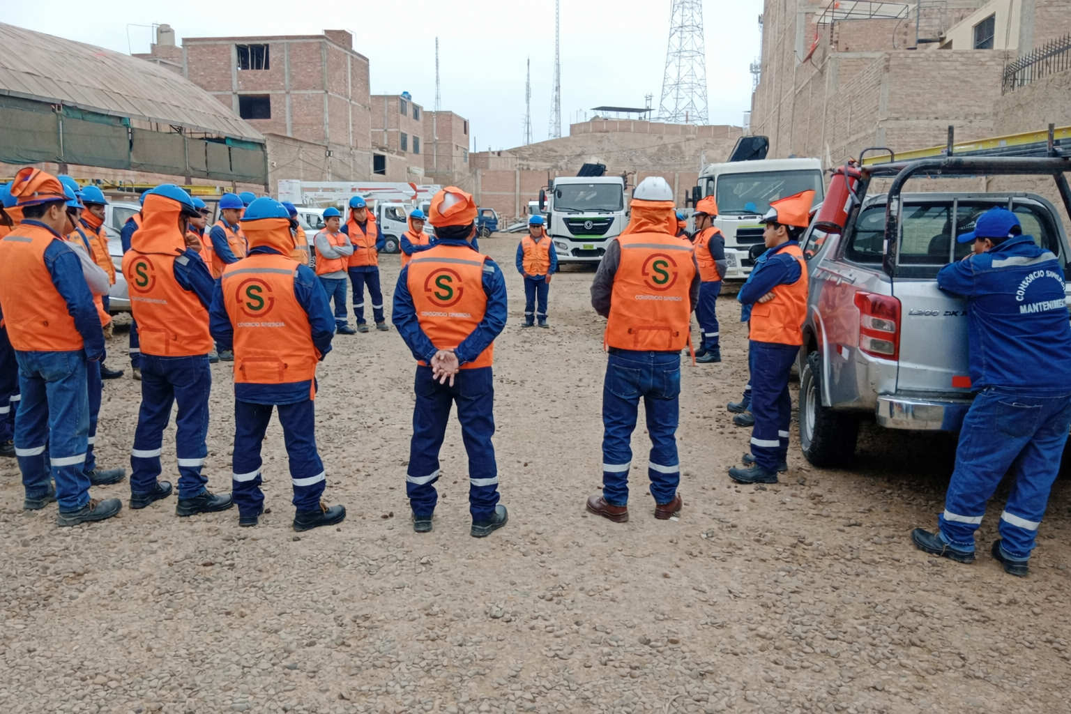 Técnicos trabajando en línea eléctrica